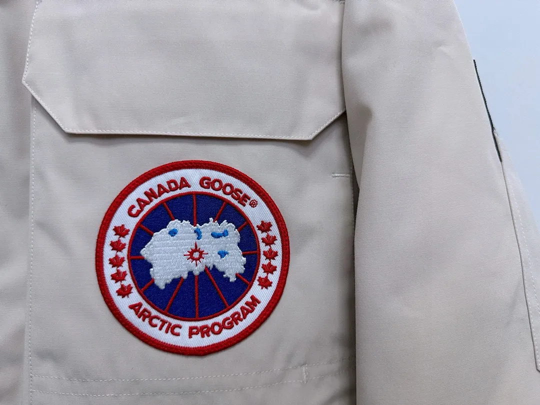 P780 Top Purchasing Version (Wolf Hair Optional) 🇨🇦CANADA GOOES 24 new models 08 models/couple models Factory direct supply: supplying global purchasing agents, micro-business, entities, Tmall, high-end stalls and studio cooperation, free shipping! Canada Goose Expedition Parka 2008 is the same style for men and women. It is mid-length and the most timeless classic. All Arctic and Antarctic scientific expedition teams choose Canada Goose as their cold-proof equipment. It is the Rolls-Royce of down jackets. ➖ Industry-leading anti-counterfeiting chip sensing. ➖ Imported Behringer embroidery machines and customized embroidery labels, the highest level and industry leading. ➖ Imported Korean 21-count polyester-cotton blended original fabric, TC85 waterproof coated fabric, water-repellent, windproof and wear-resistant. ➖ The new national standard 80 white duck down is filled with an average of 520 grams of down. The amount of down filled is industry-leading. ➖ 100% nylon lining with double double-layer sealing design to prevent velvet running, and seamless thread design on the cuffs! ➖ Western Canadian Green Wolf Collar. ➖ Yoshida YKK provides original factory-customized electroplated sliders. YKK two-way lockable zippers are tight and smooth and do not peel off paint. ➖ 3M composite Velcro is durable and the accessories and hardware are all custom-made. Note: Our copywriting is only simple and clear. Instead of bragging about the copywriting, it is better to compare and understand with samples. Only for the purest goose, the most dedicated, the most professional, the highest quality, the highest cost performance!  Size:XS-XXL